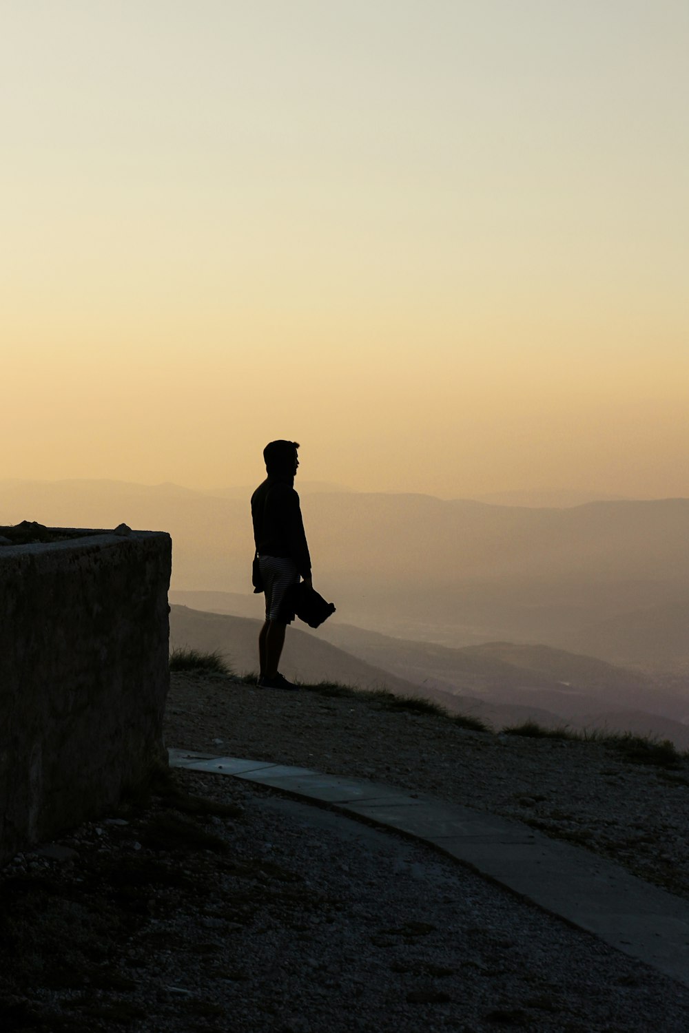 una persona in piedi sulla cima di una collina