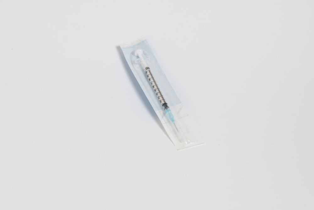 une brosse à dents dans un emballage sur une surface blanche