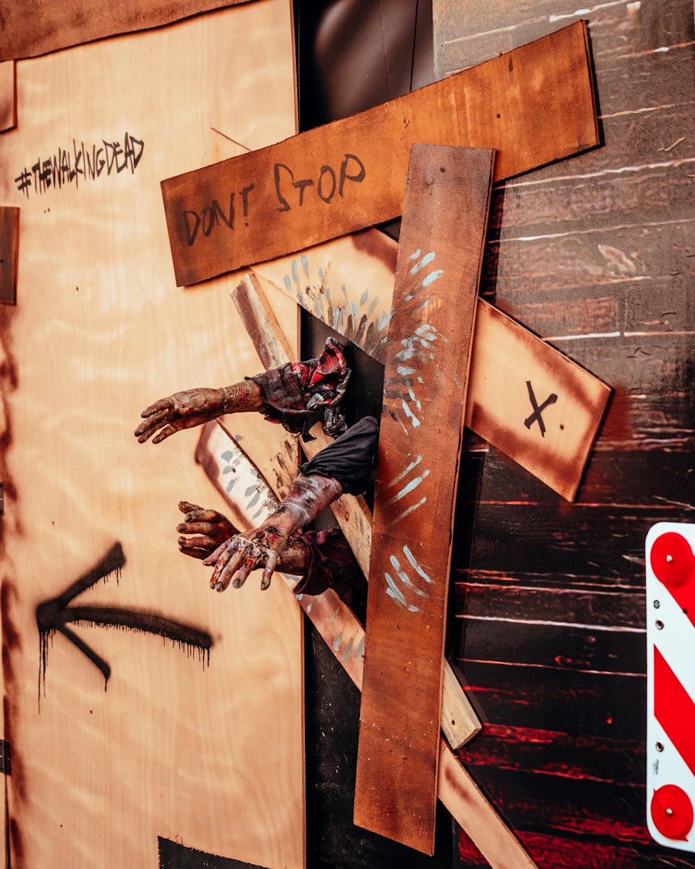 una pared de madera con una cruz pintada