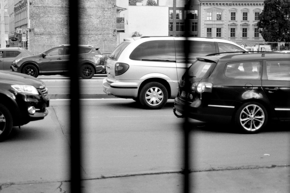 uma foto em preto e branco de carros em uma rua da cidade