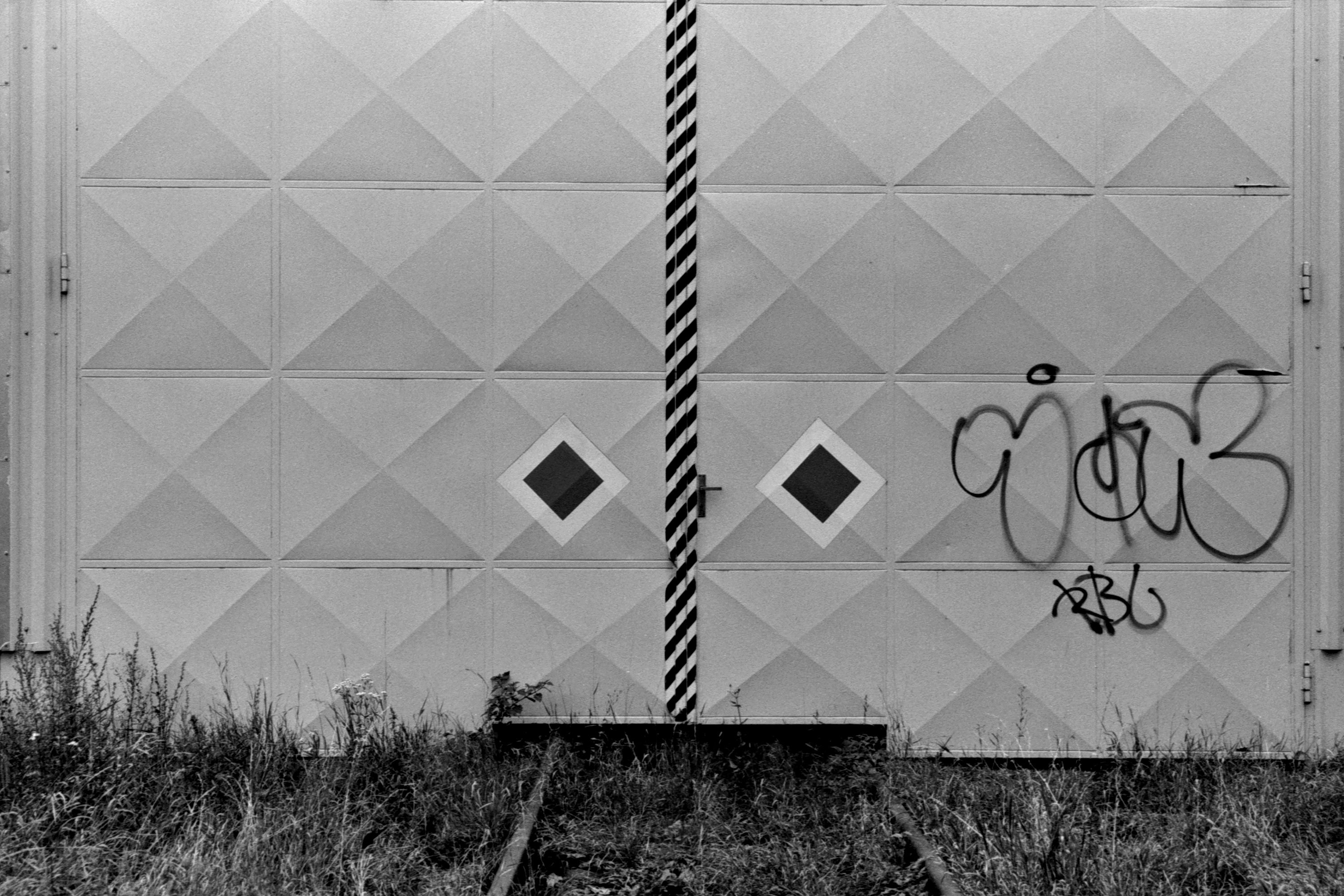 Ein Schwarz-Weiß-Foto von Graffiti an einer Wand