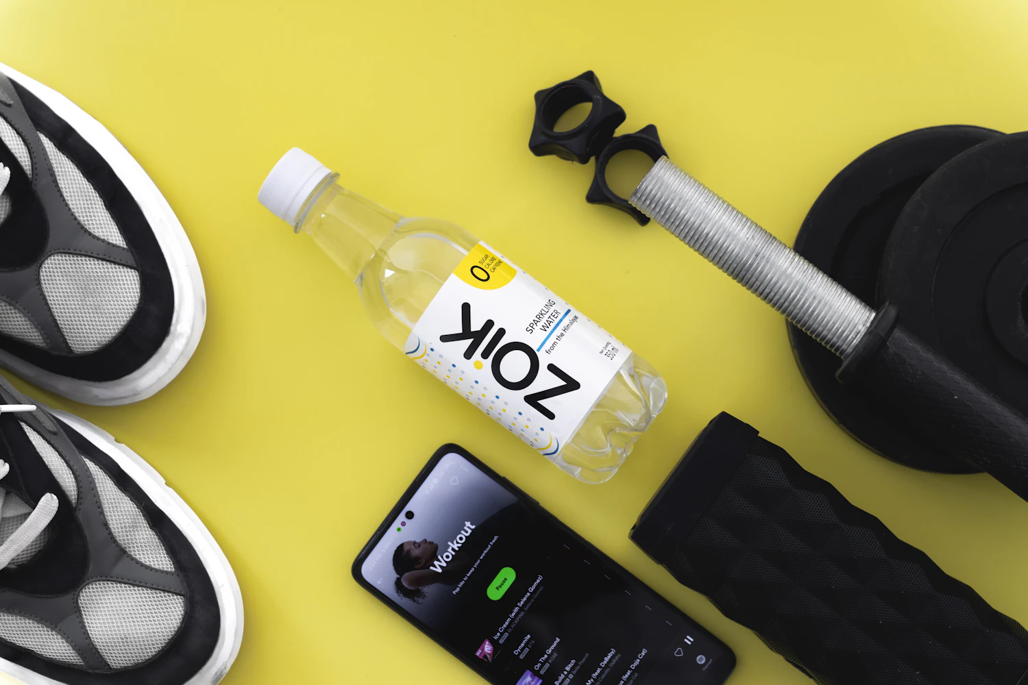 Trainingsschuhe, Wasserflasche und Smartphone als einfacher Fitnessstudio-Start