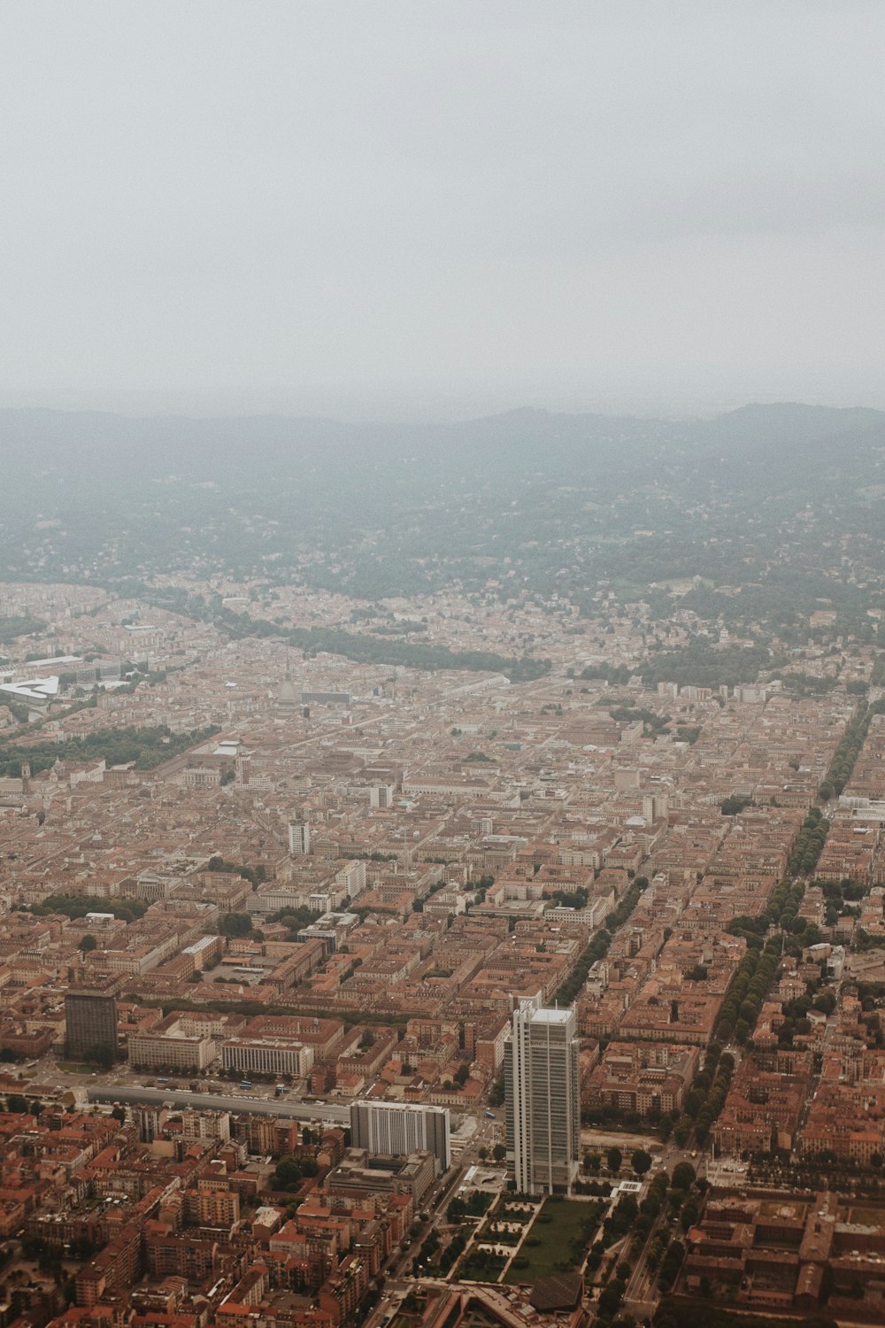 Una veduta aerea di una città con edifici alti