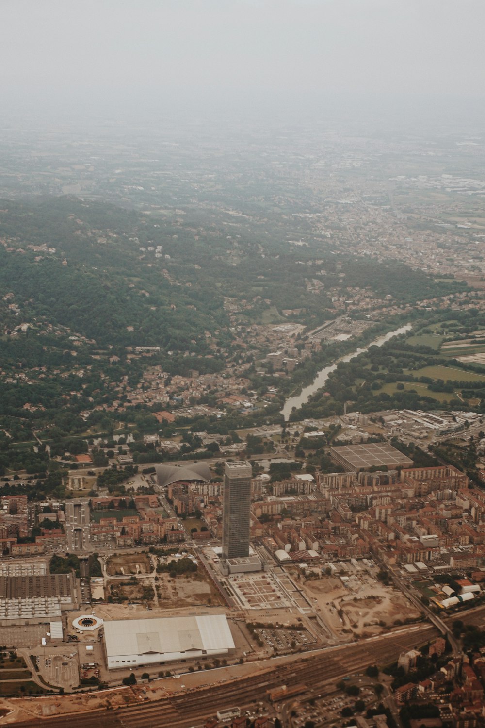 Una veduta aerea di una città attraversata da un fiume