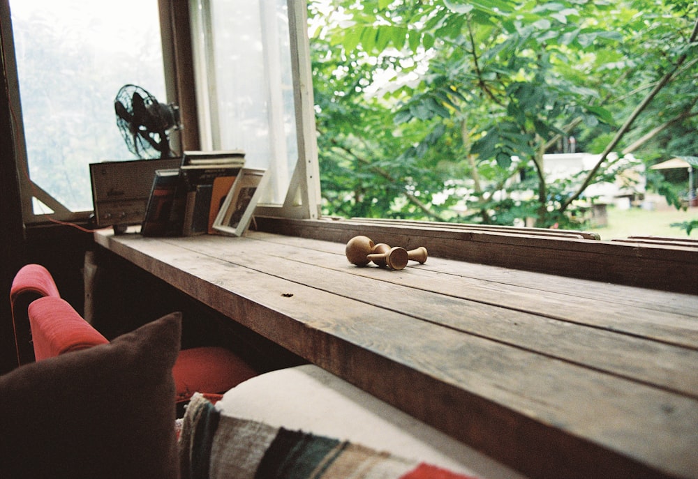eine Holzbank neben einem Fenster