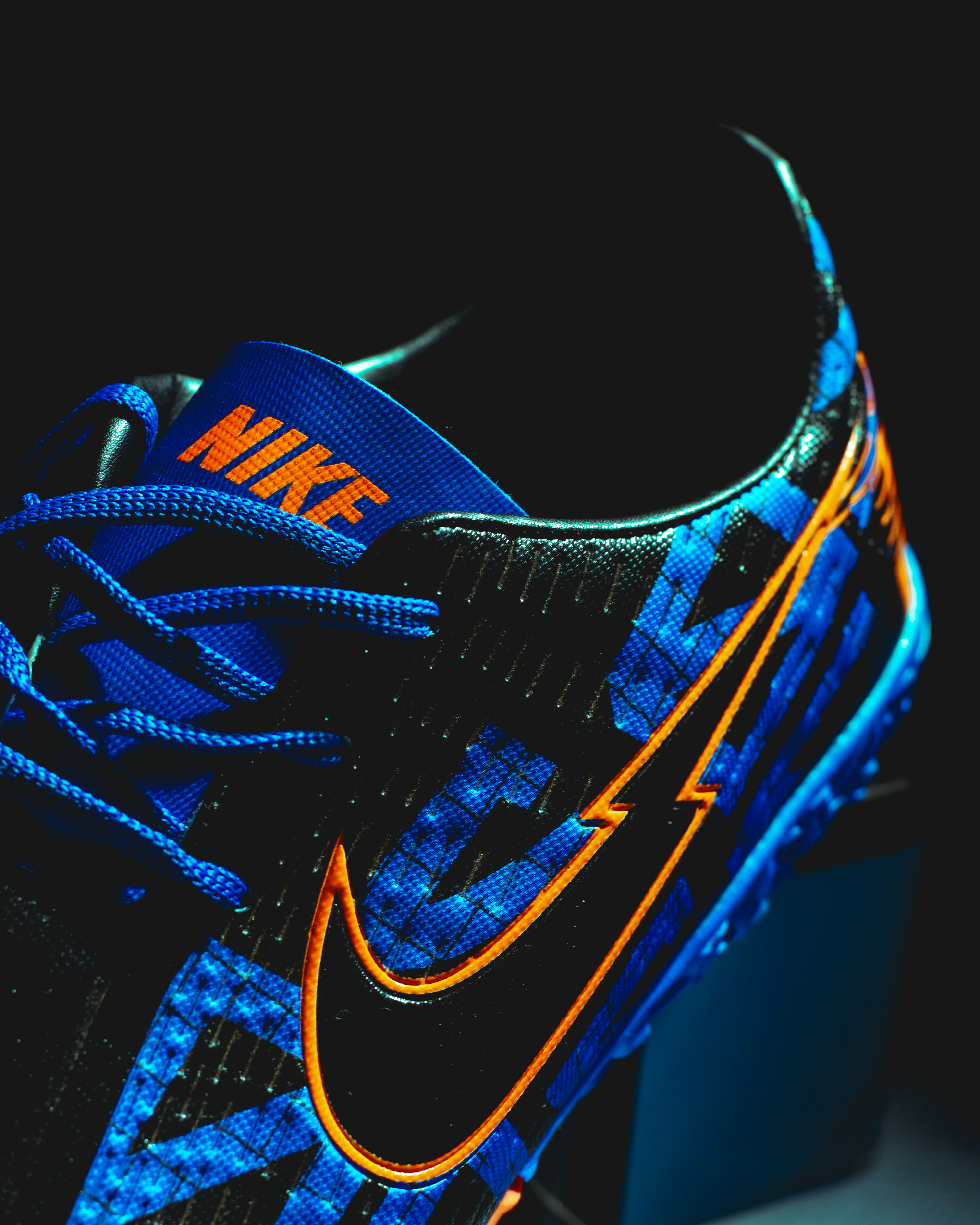 A pair of blue and orange nike shoes photo – Free Apparel Image on Unsplash