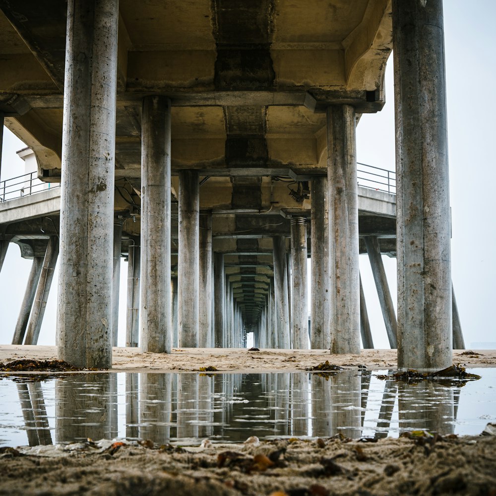 le dessous d’une jetée avec de l’eau en dessous