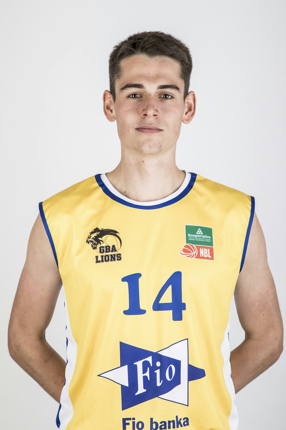 Ein junger Mann in gelber Basketballuniform