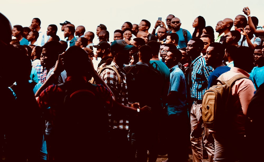 un groupe de personnes debout les unes à côté des autres