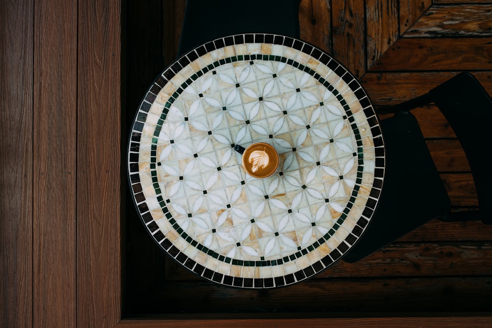 una taza de café encima de una mesa