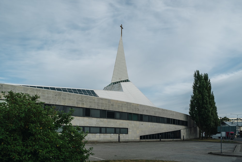 eine Kirche mit einem Kirchturm und einem Kreuz auf der Spitze