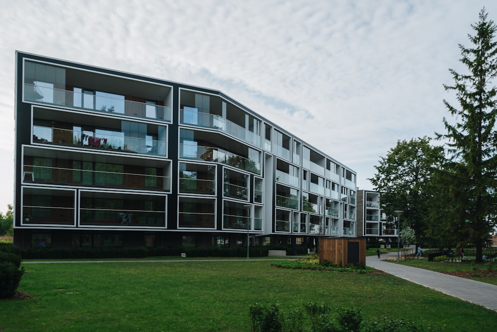 a large building with many balconies on it