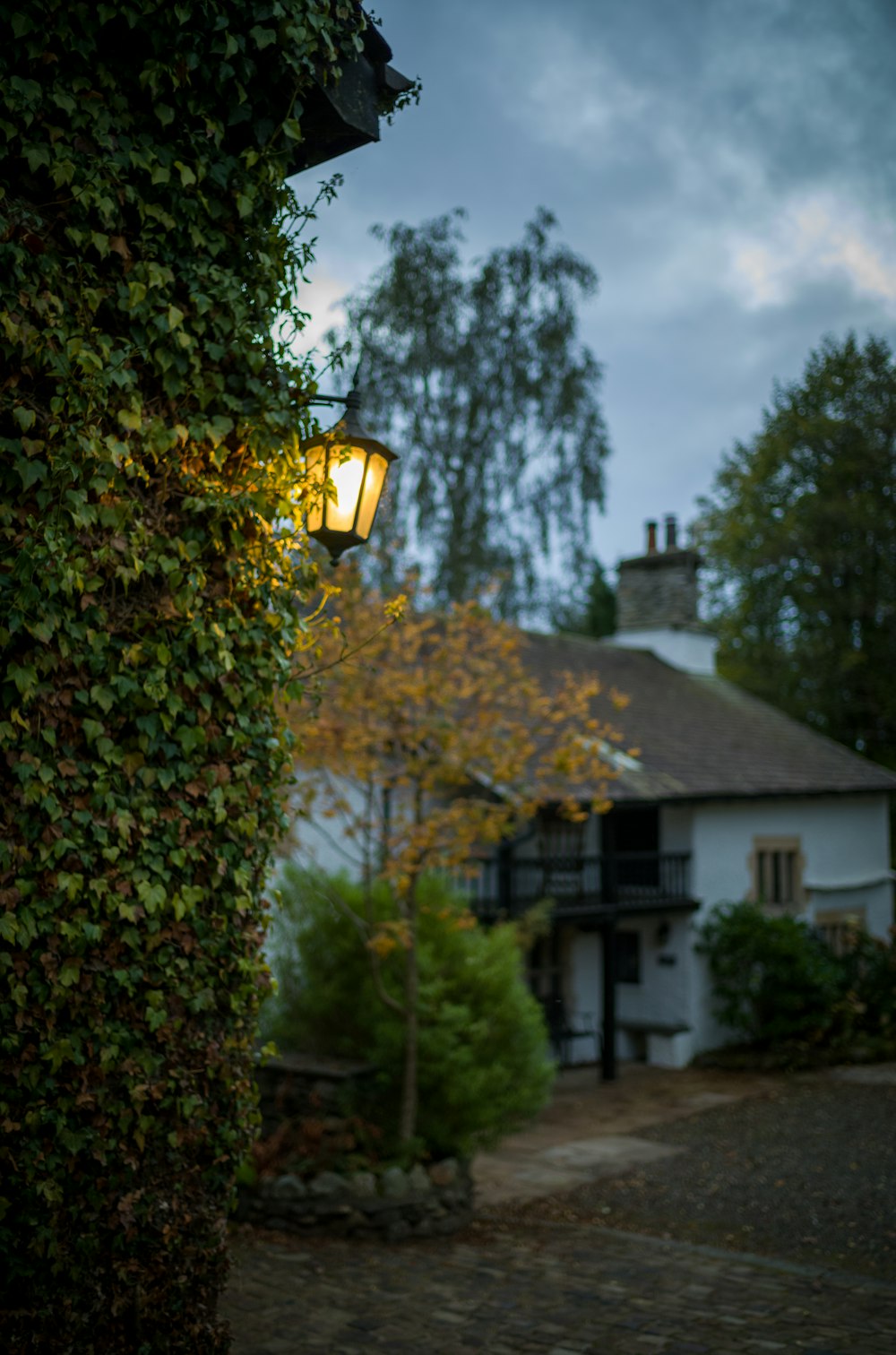 a street light sitting on the side of a building