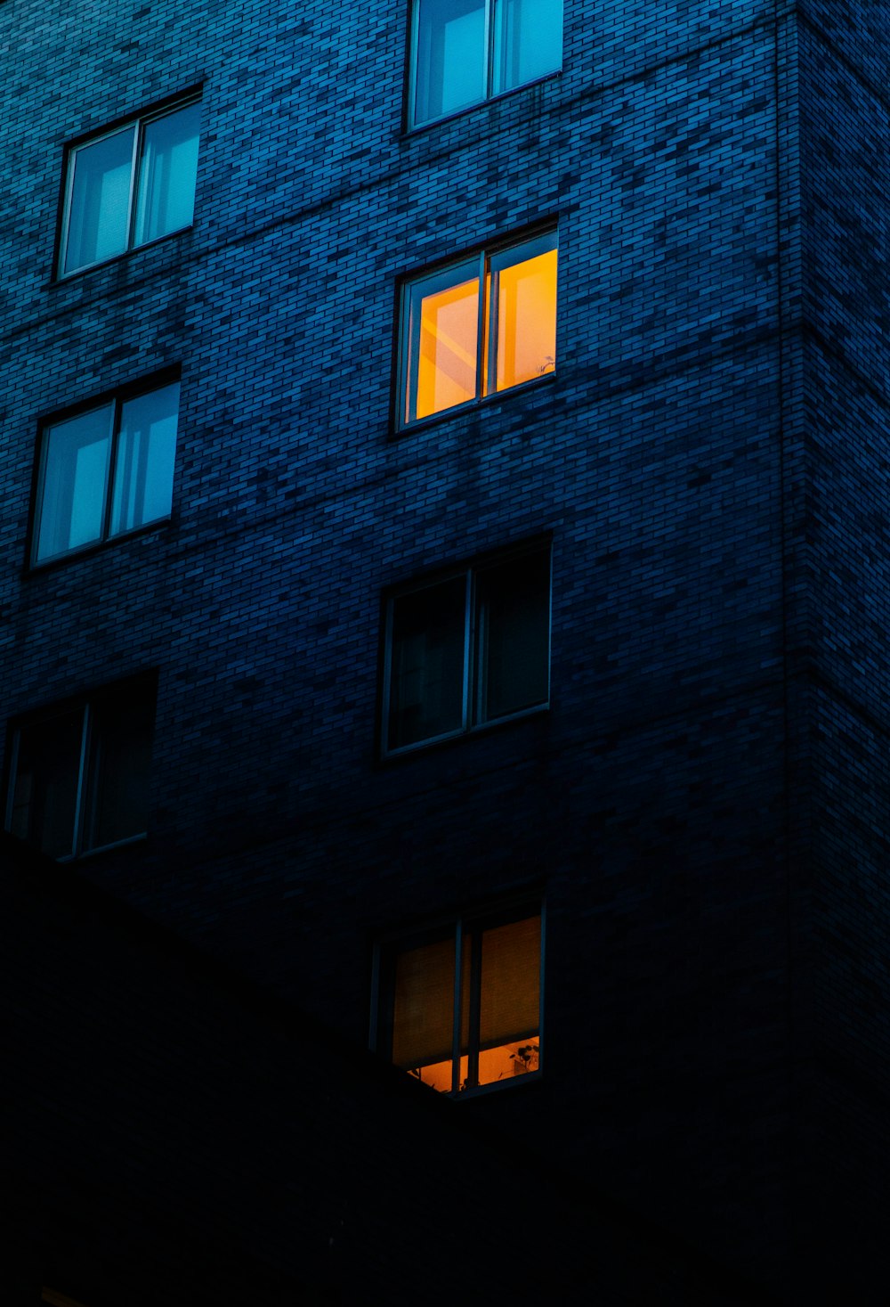 um edifício alto com janelas iluminadas à noite