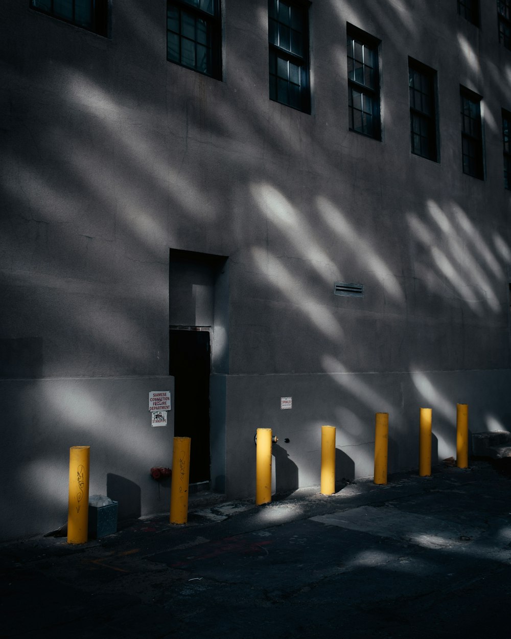 L’ombre d’un immeuble sur le bord d’une rue