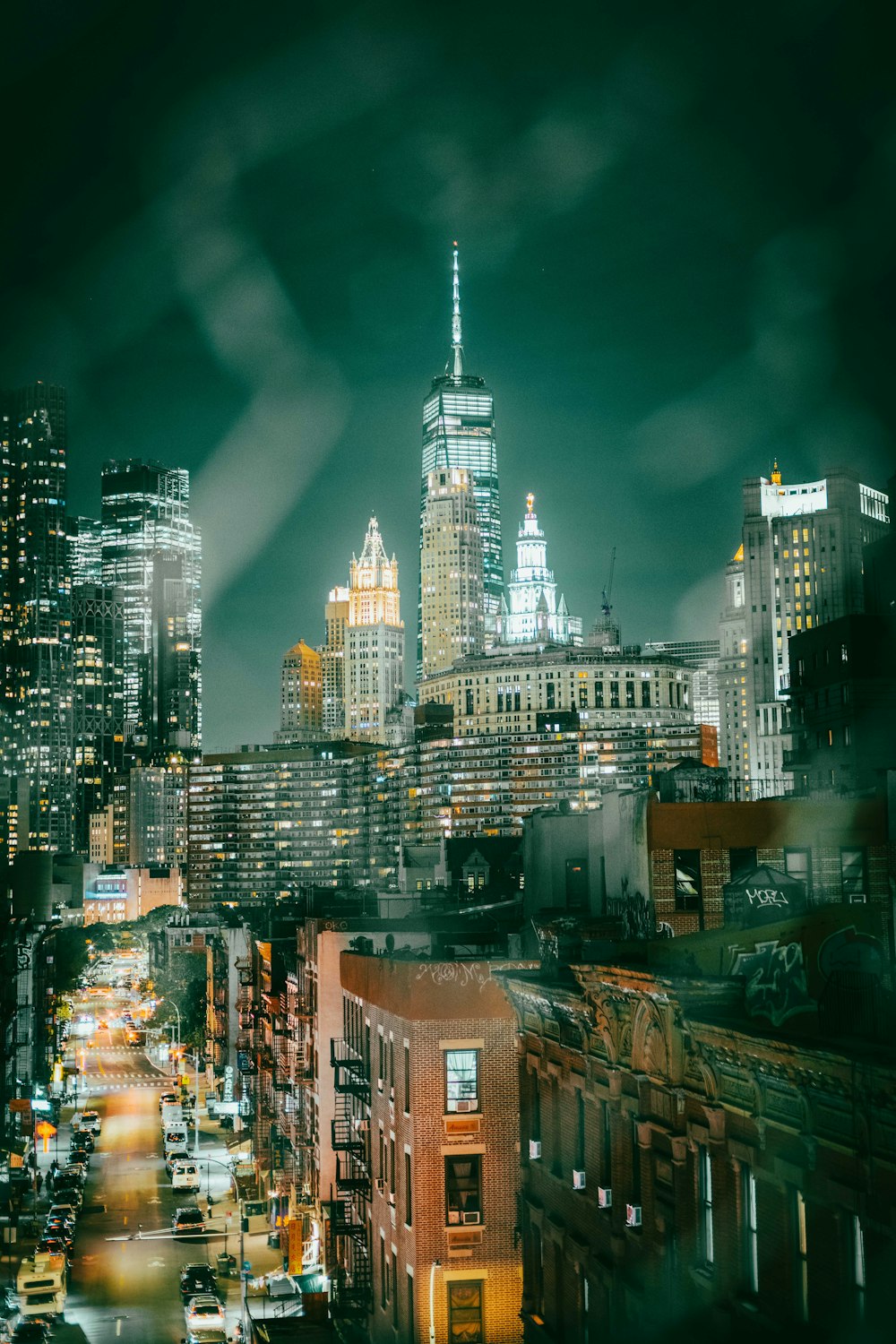 Una vista de una ciudad por la noche desde lo alto de un edificio
