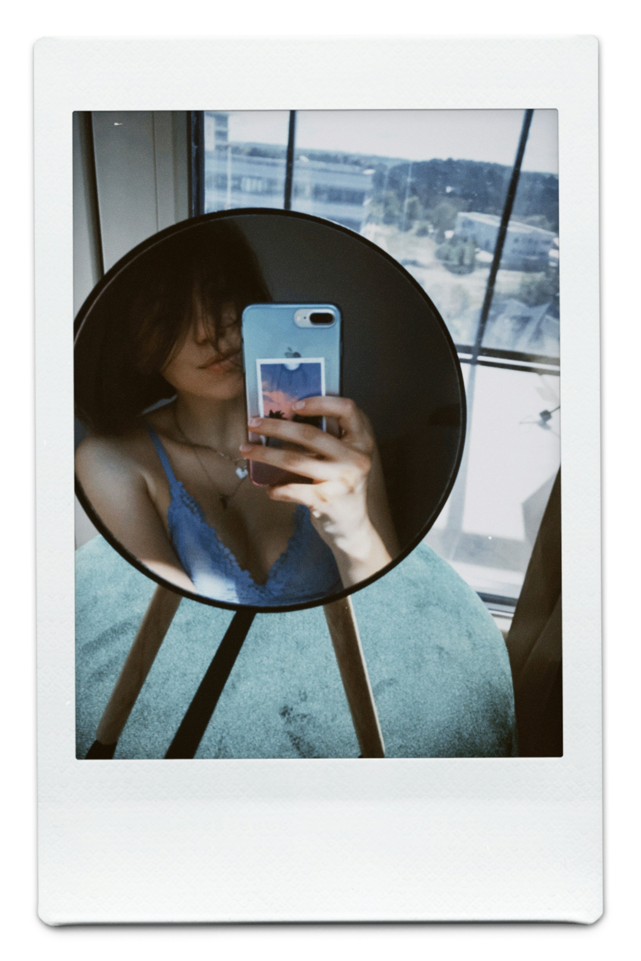 Eine Frau, die sich im Spiegel fotografiert