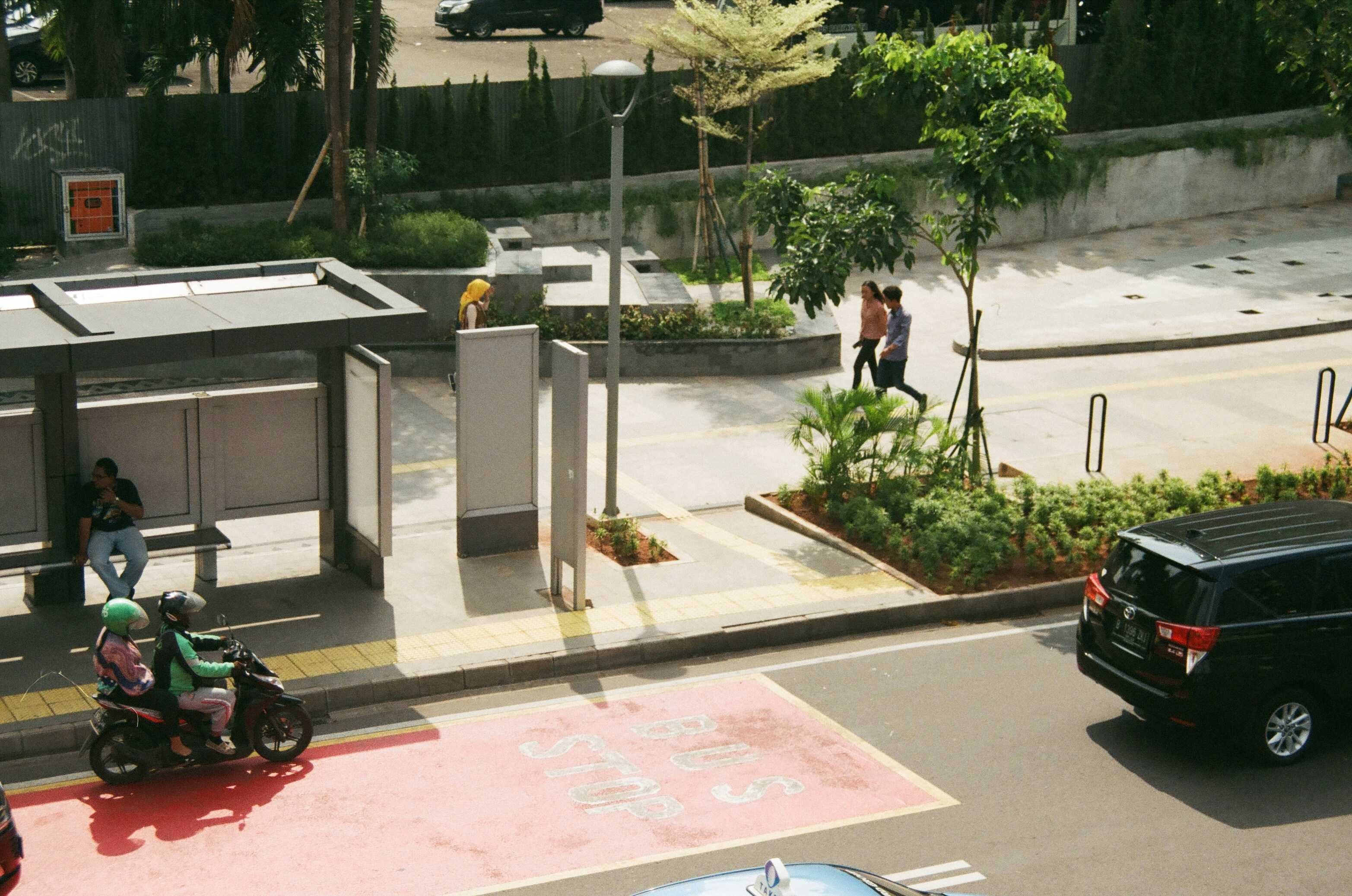 नासिर और जुनैद के परिवार के सदस्य रोते हुए, न्याय की मांग करते हुए पोस्टर पकड़े हुए हैं।