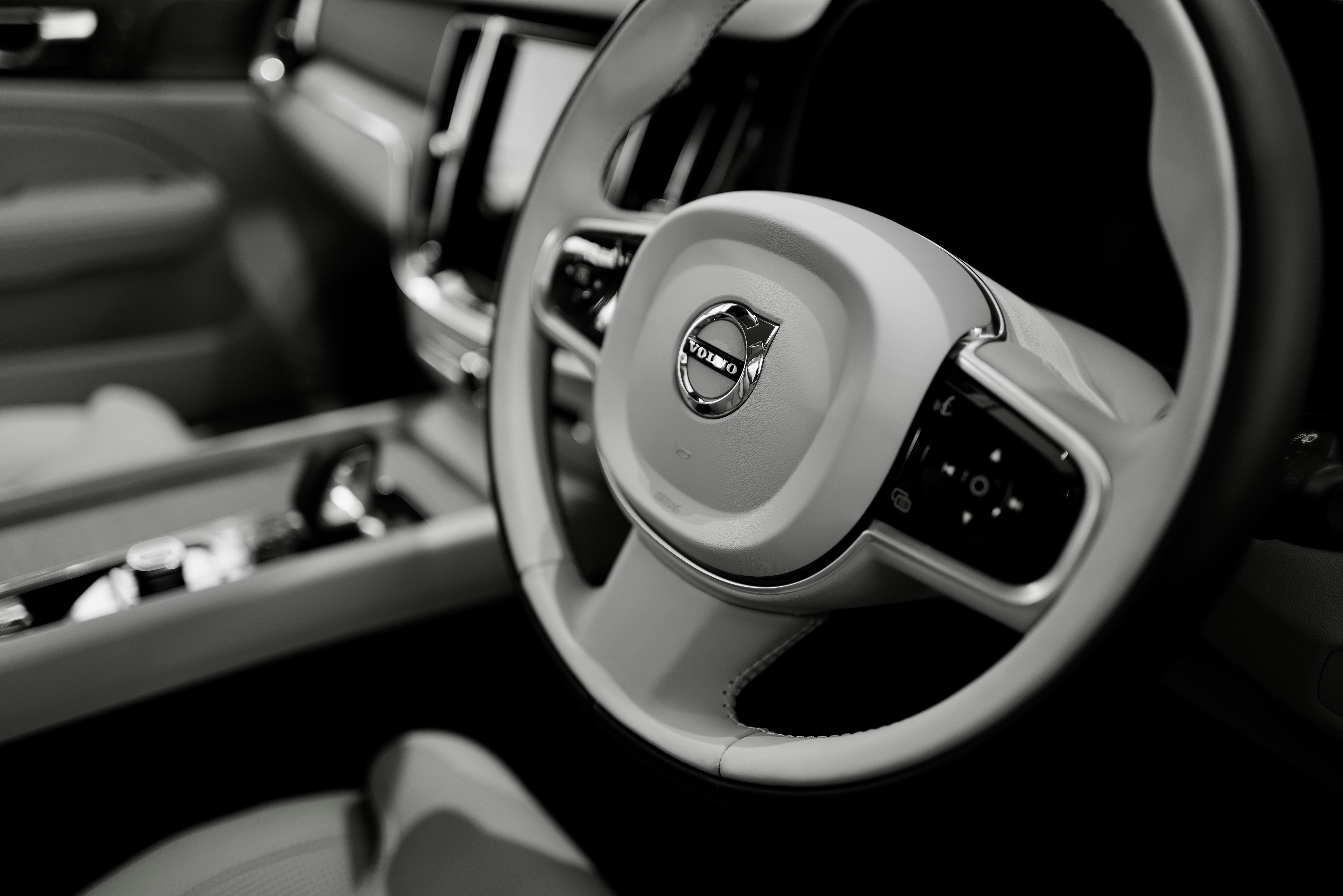 Volante de coche con detalles del tablero y acabados premium