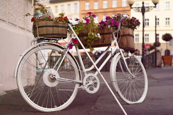 Weißes Fahrrad mit Blumenkorb