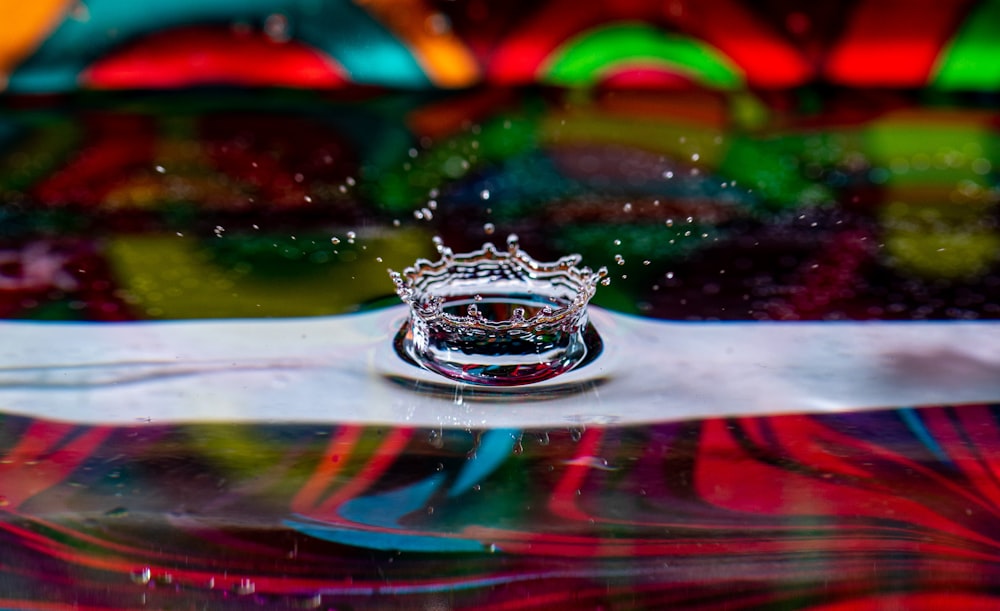 Un primer plano de una gota de agua sobre una mesa