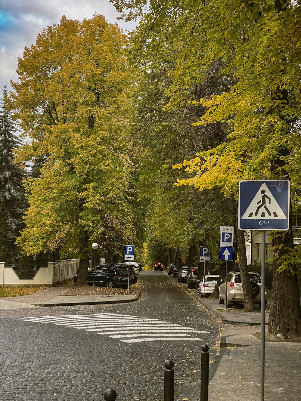 uma rua com carros estacionados ao lado dela