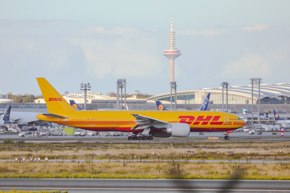 Un gran avión sentado en la parte superior de la pista de un aeropuerto