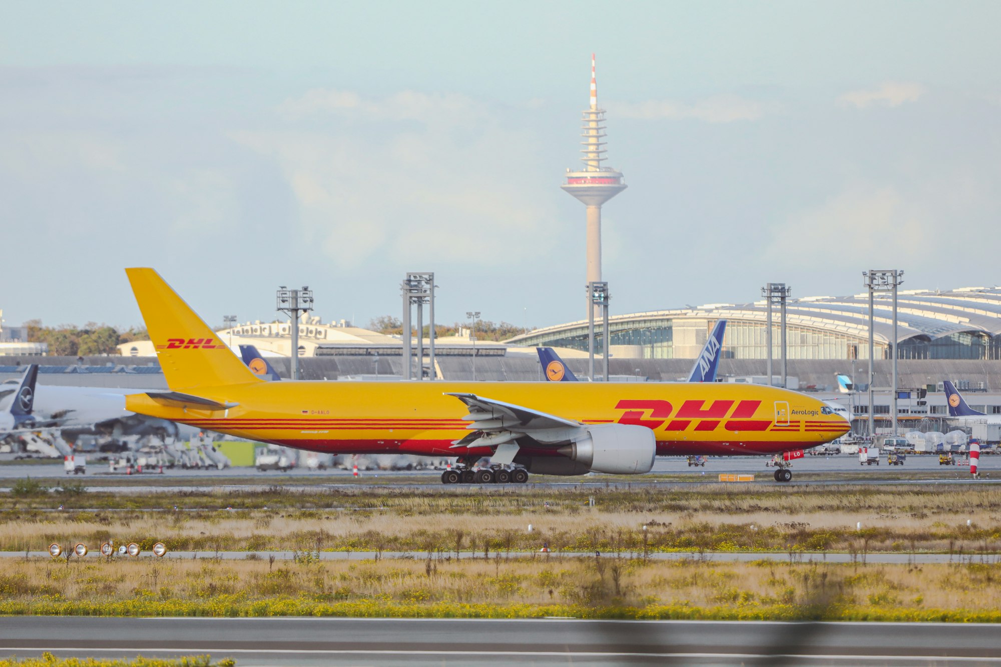 A DHL’s Boeing 777 is ready to go from FRA