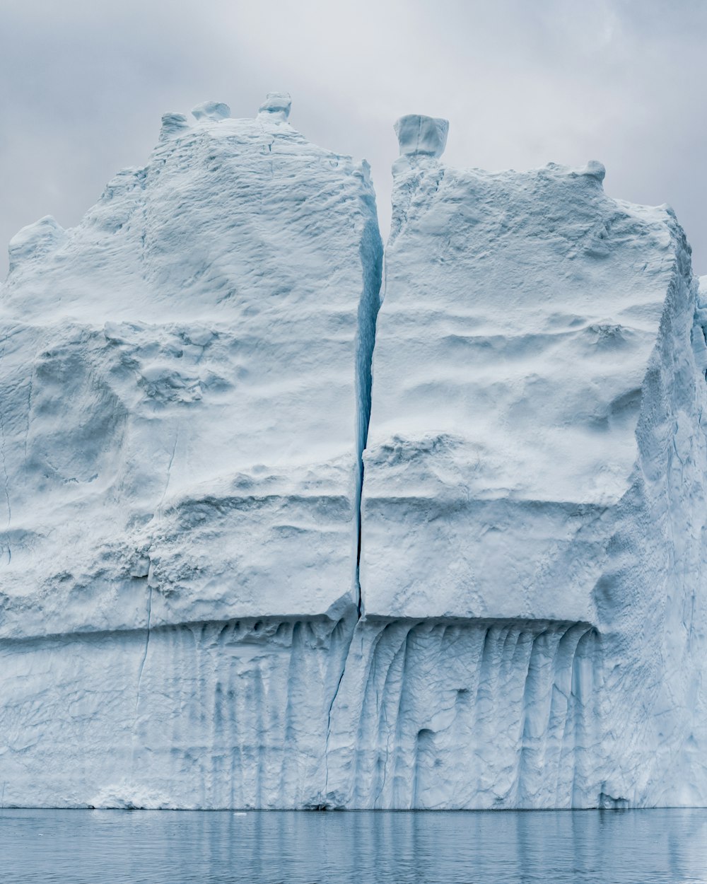 um grande iceberg com uma rachadura no meio dele