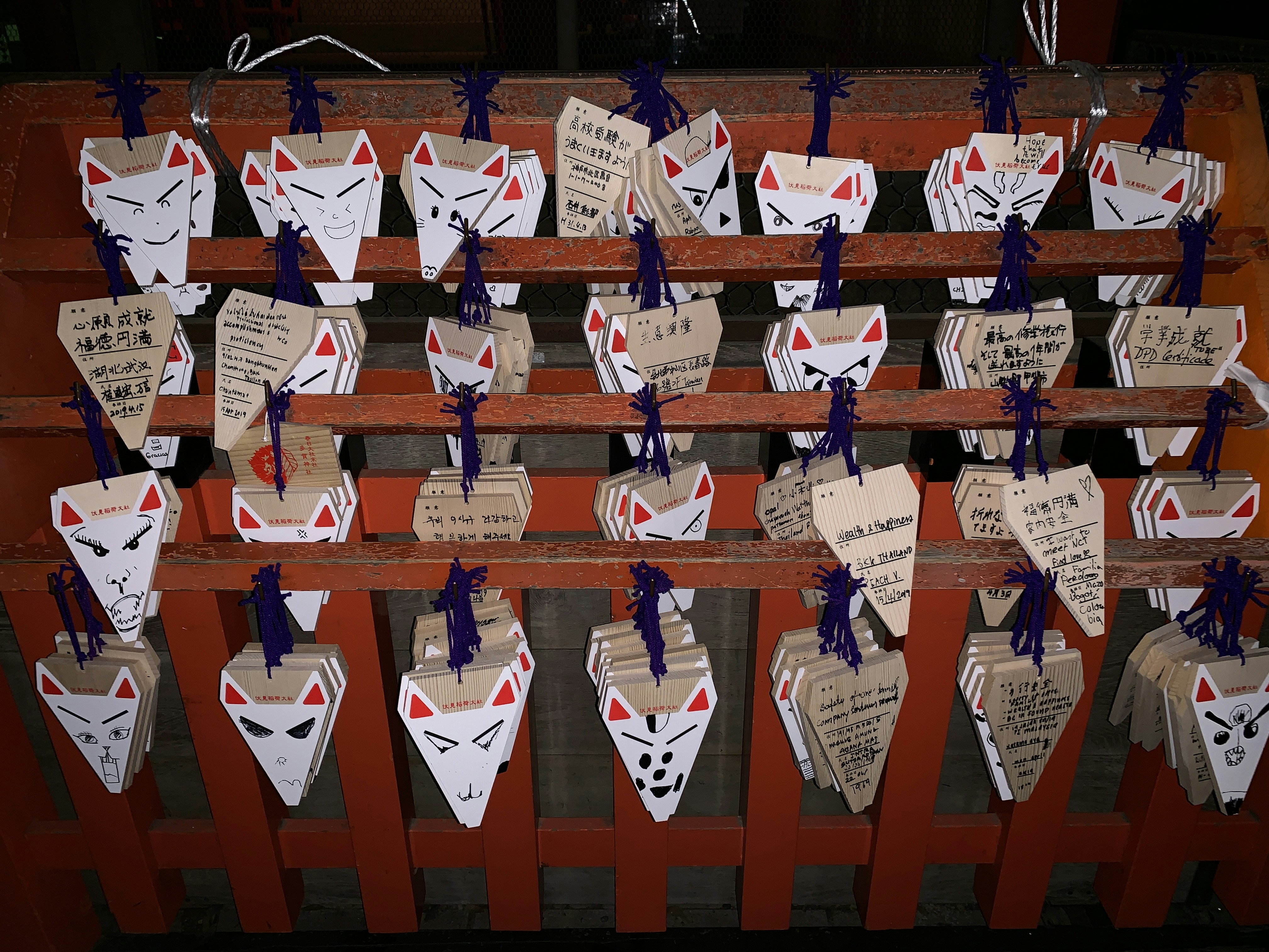 フェンスに取り付けられているタグの束