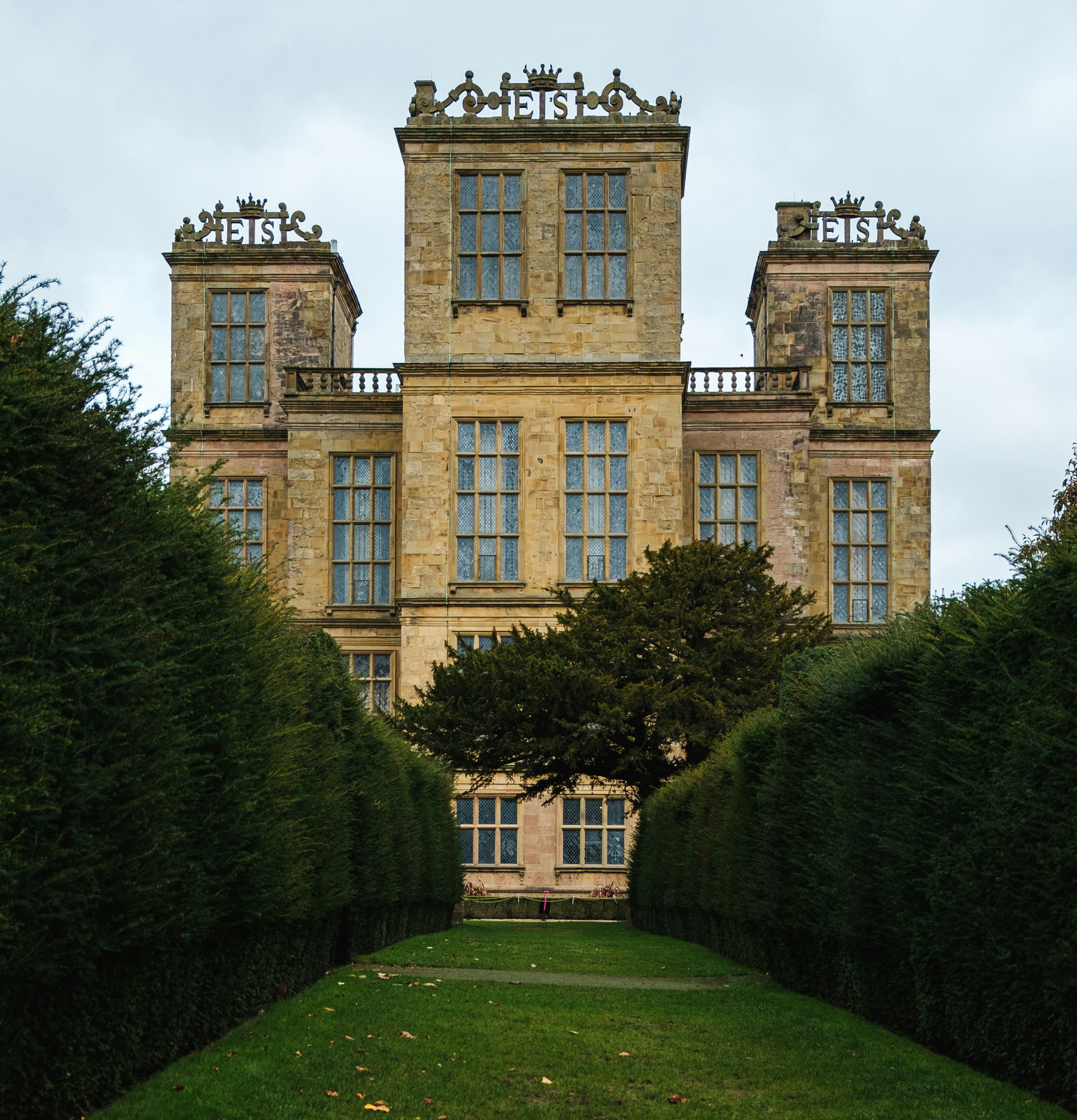 Un edificio muy alto con muchas ventanas