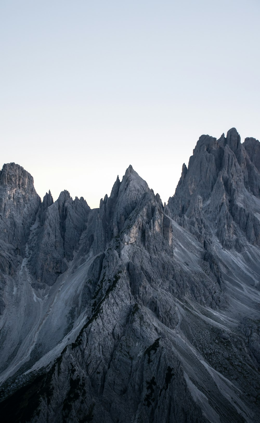 Un gruppo di montagne con uno sfondo del cielo