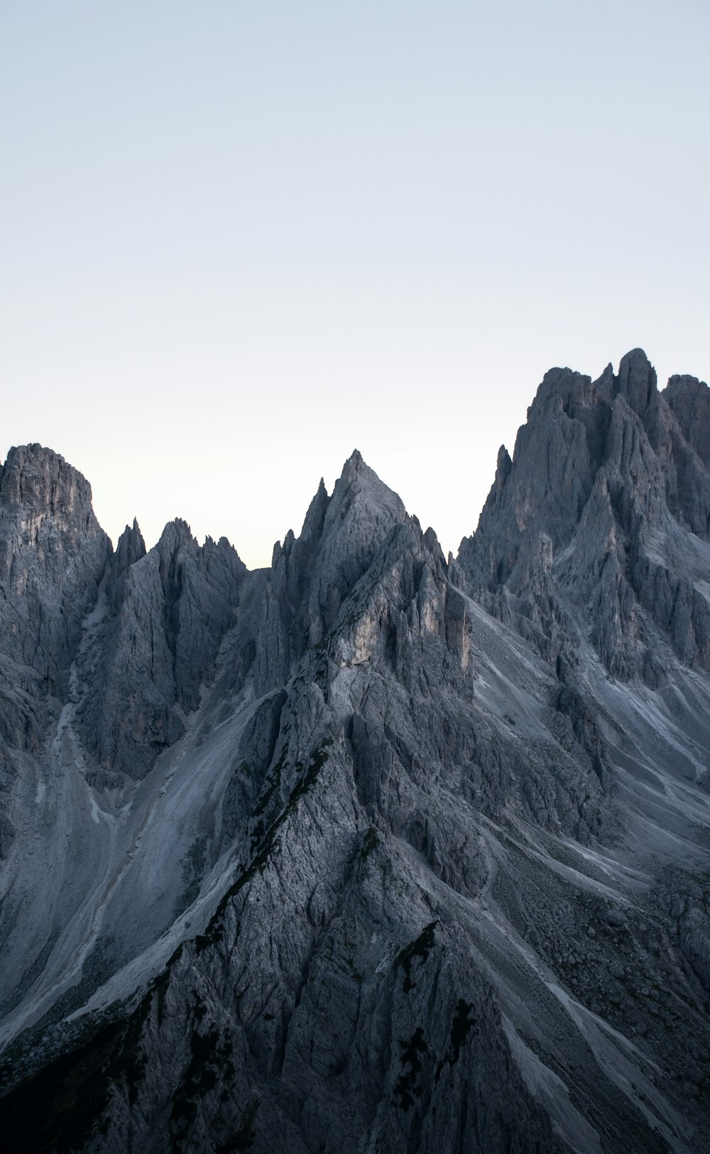 Un groupe de montagnes avec un fond de ciel