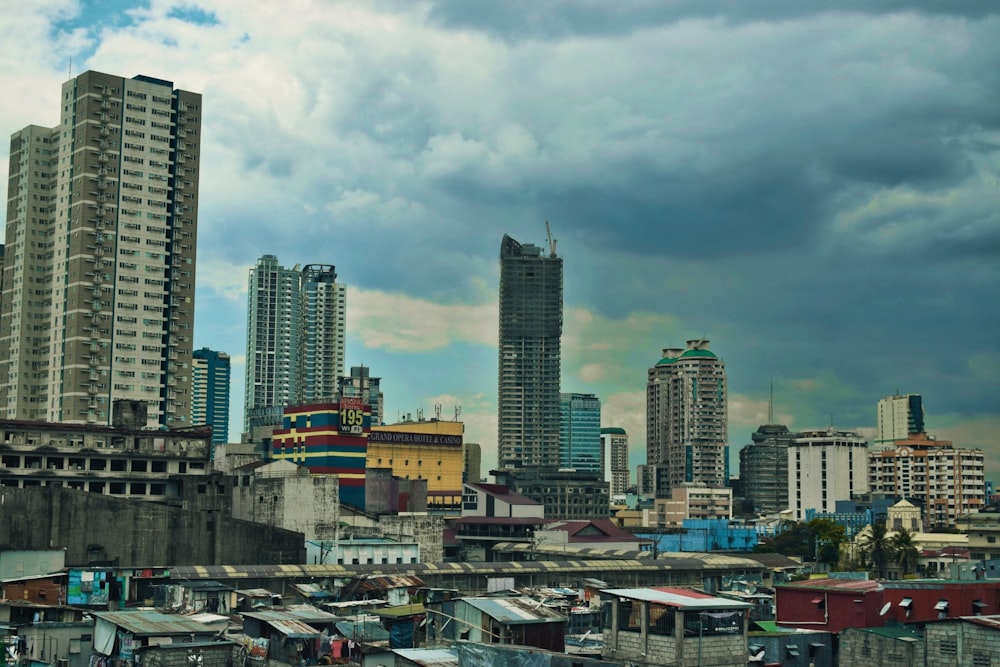 uma vista de uma cidade com edifícios altos