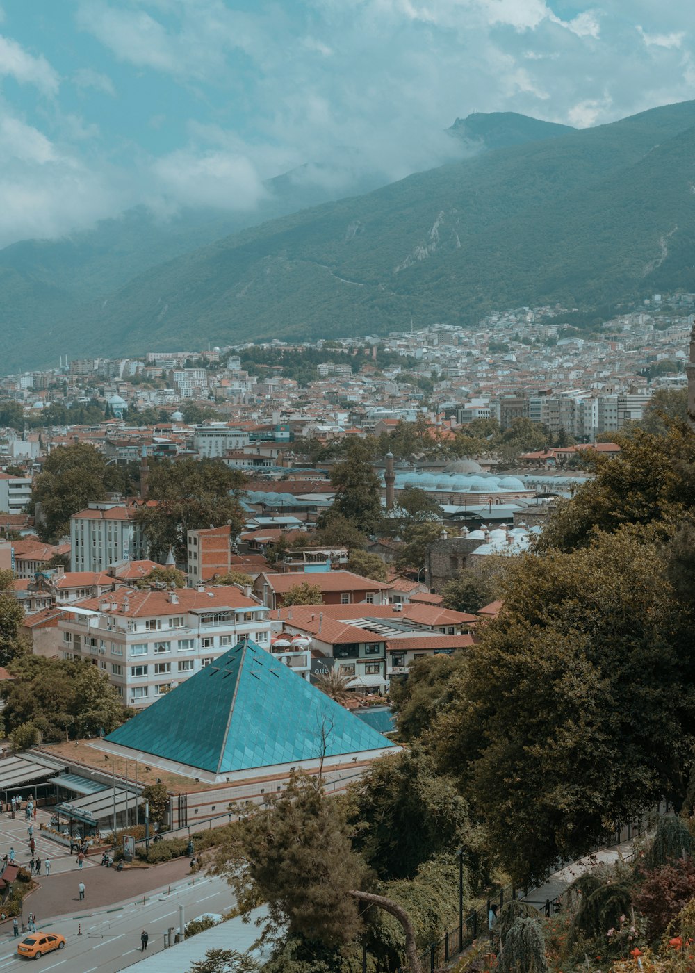 Una città con le montagne sullo sfondo