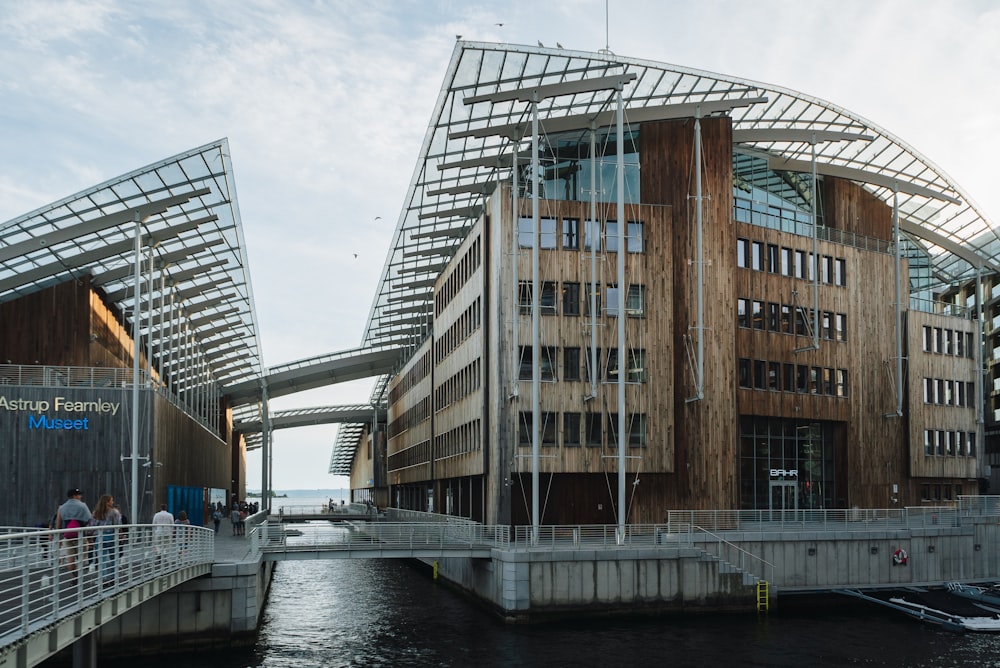 Un edificio che si trova accanto a uno specchio d'acqua