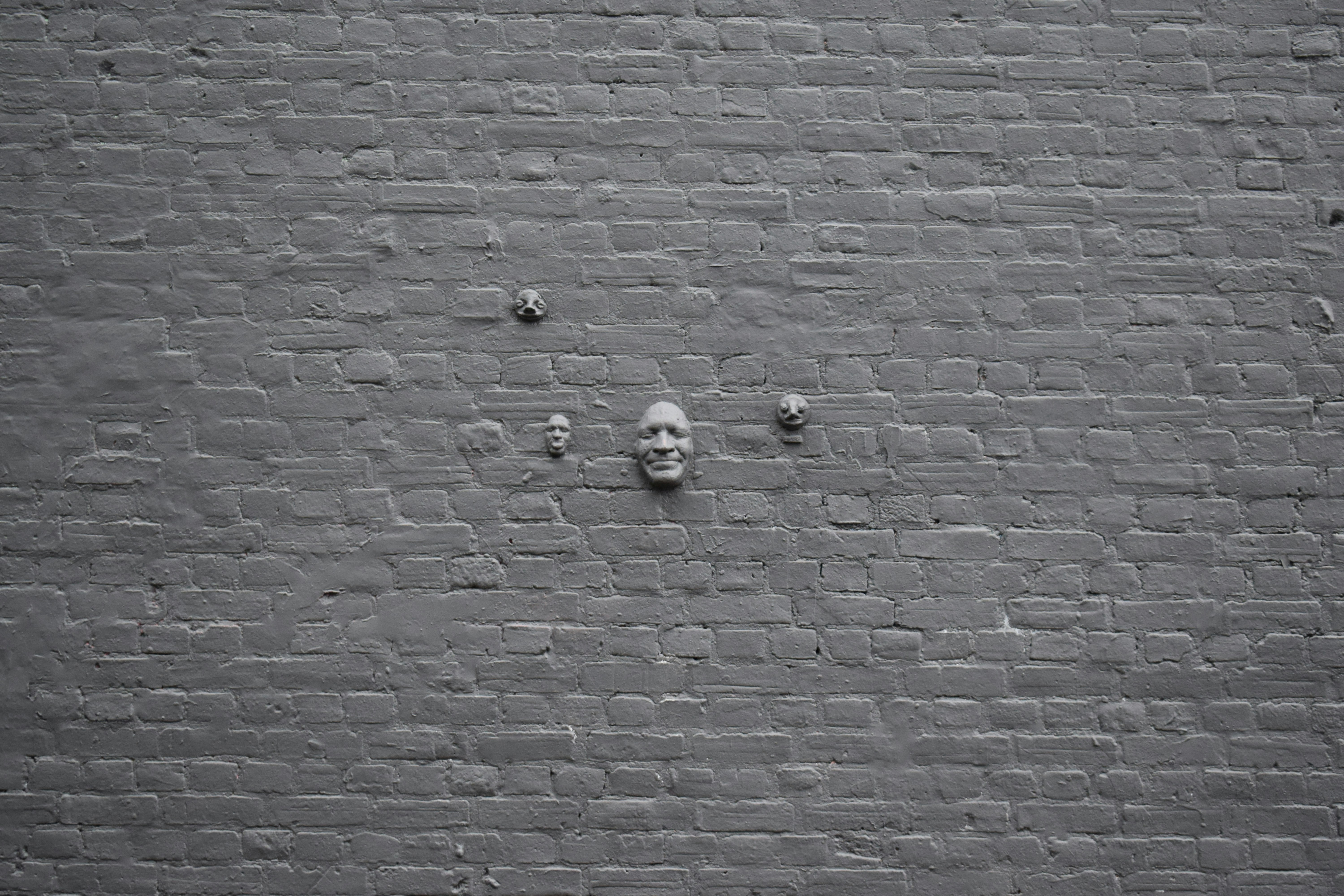 レンガの壁の白黒写真