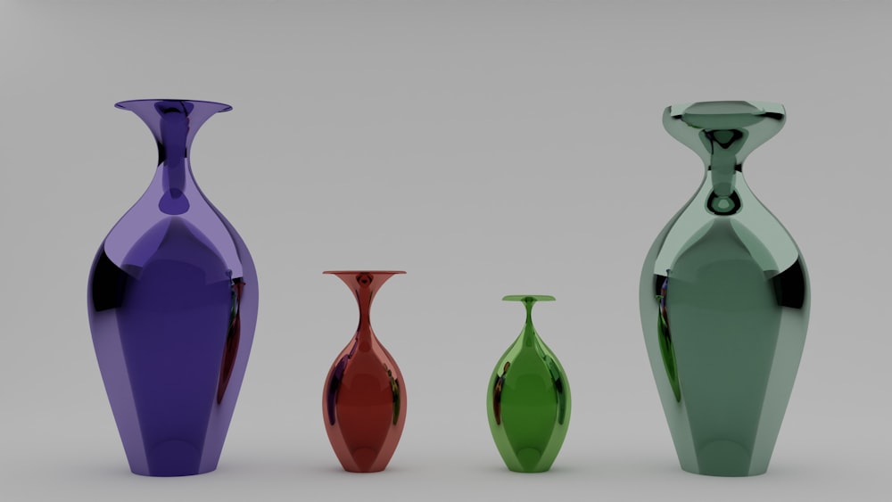 eine Gruppe von drei Vasen, die nebeneinander sitzen