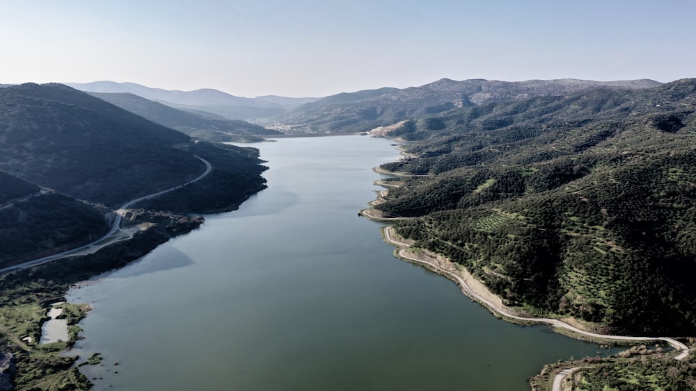 una gran masa de agua rodeada de montañas