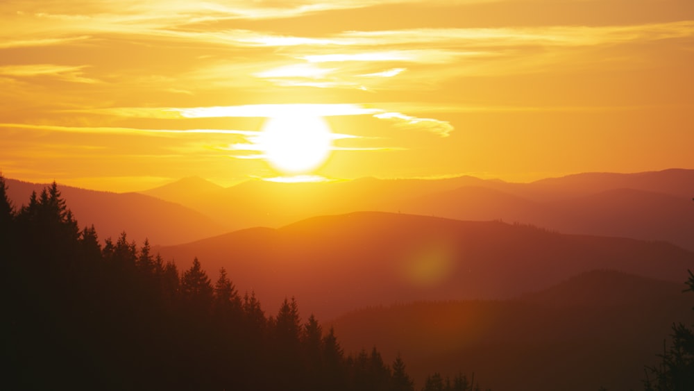 Die Sonne geht über einer Bergkette unter