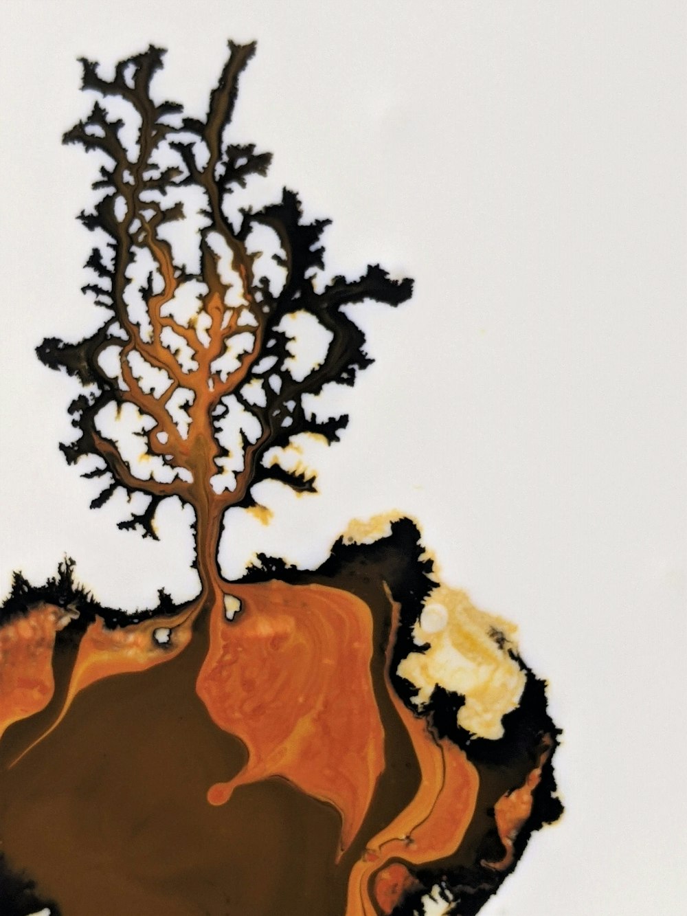 une peinture d’un arbre aux feuilles brunes et oranges