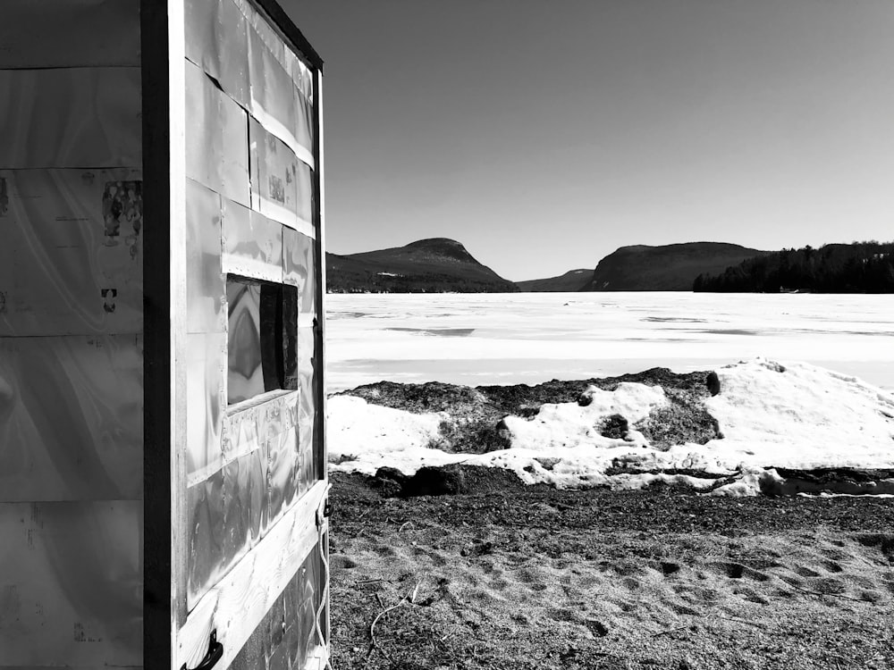 uma foto em preto e branco de um lago congelado