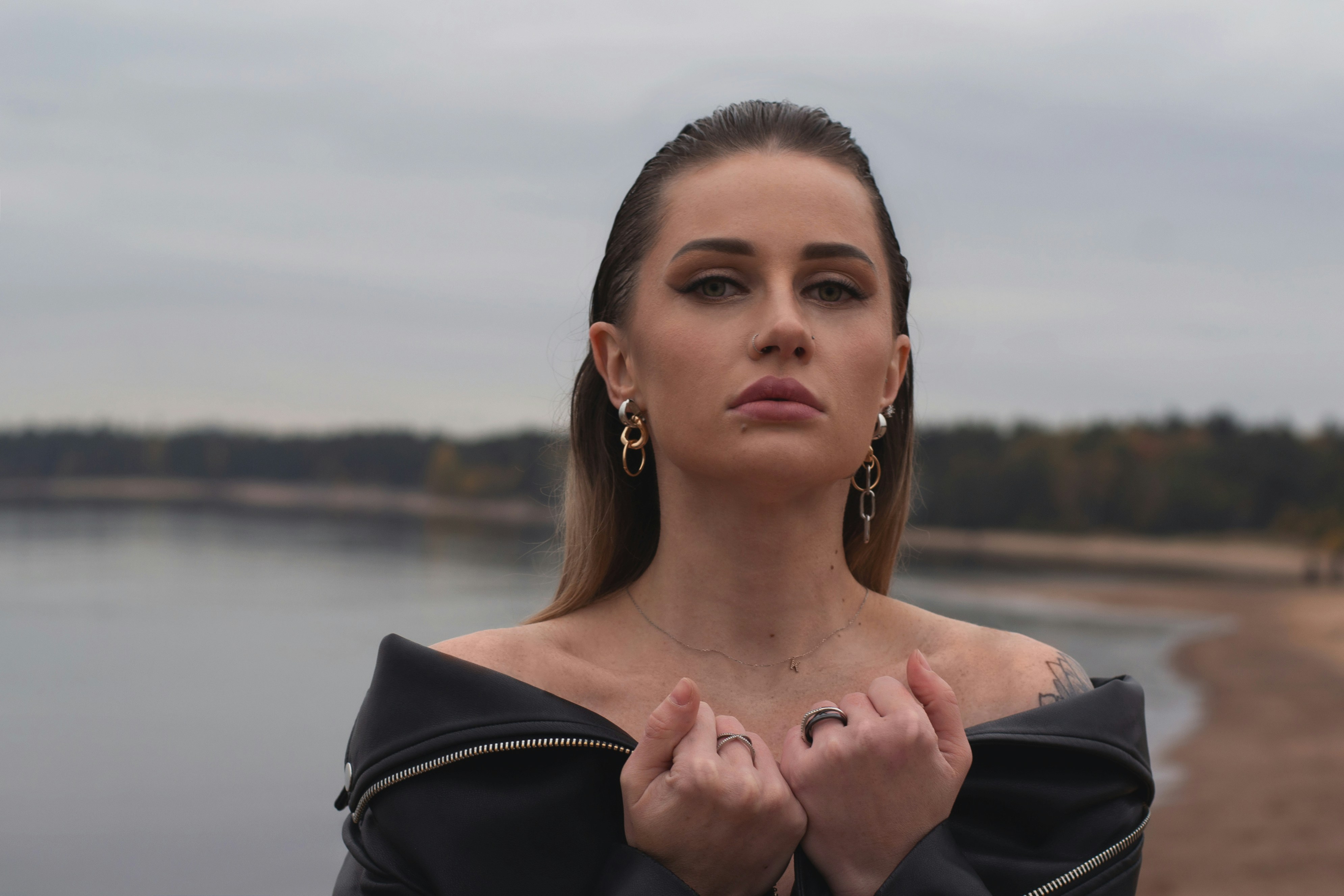 Una mujer parada frente a un cuerpo de agua foto – Imagen de Cara ...