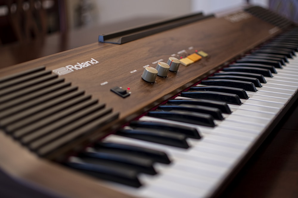 a close up of a piano keyboard with many knobs