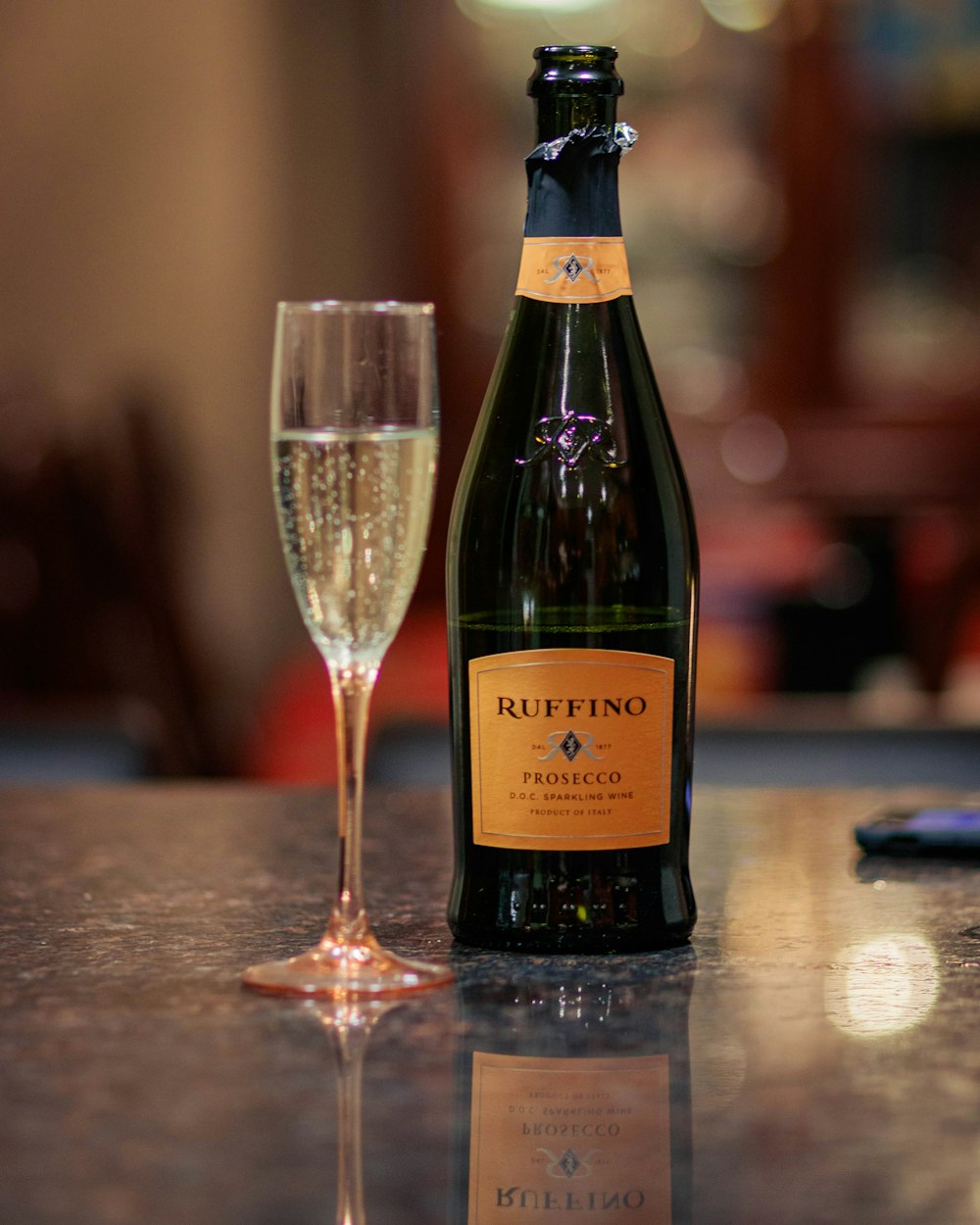 Foto zum Thema Eine Flasche Wein und ein Glas auf einem Tisch – Kostenloses  Bild zu Champagner auf Unsplash
