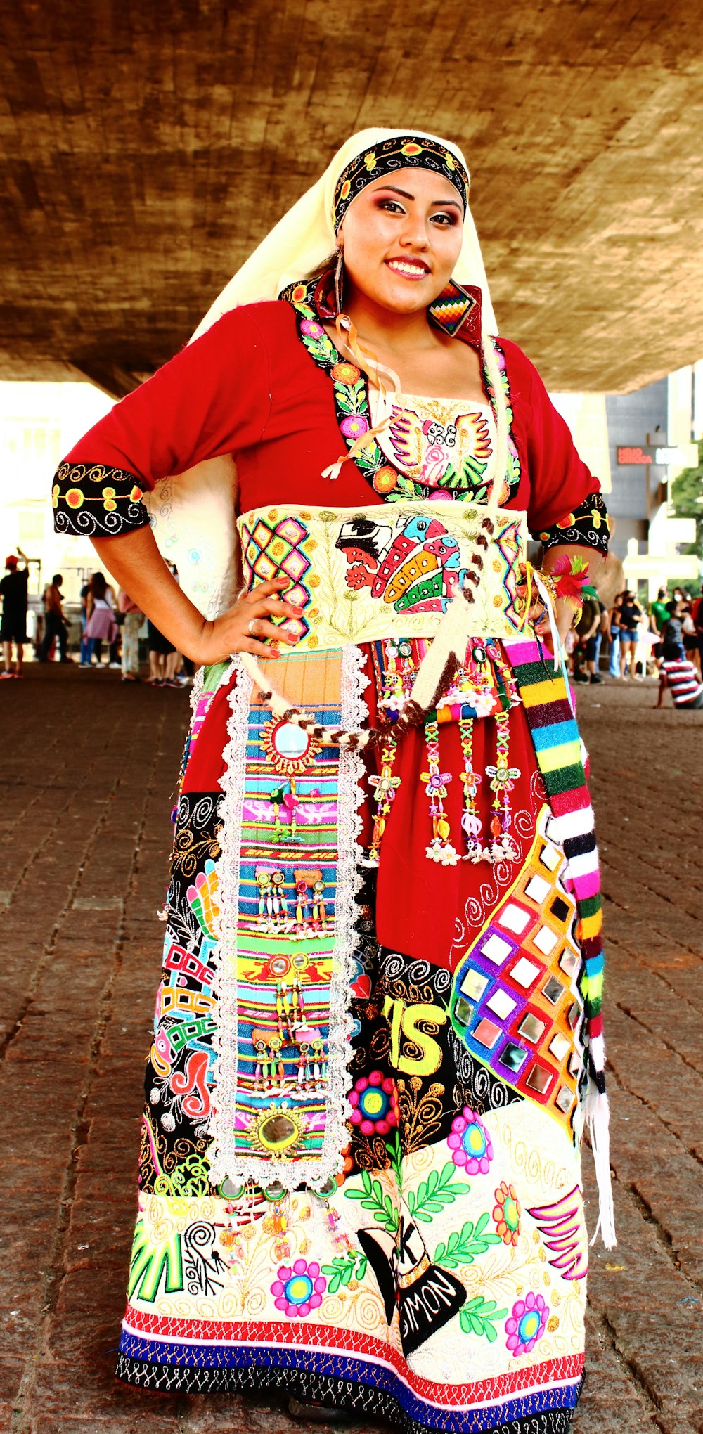 Foto Una mujer con un vestido colorido y un pañuelo en la cabeza – Imagen  Sp gratis en Unsplash