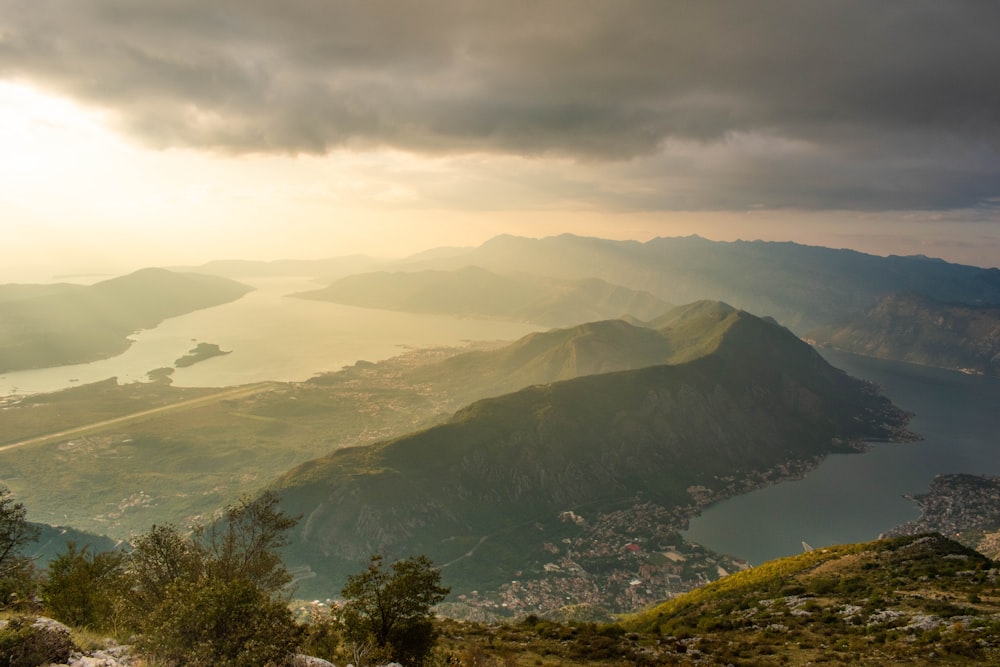 Blick auf eine Bergkette mit einem Gewässer in der Ferne