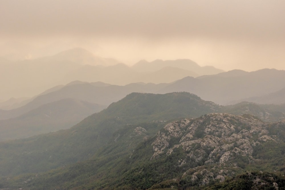 une vue d’une chaîne de montagnes au loin