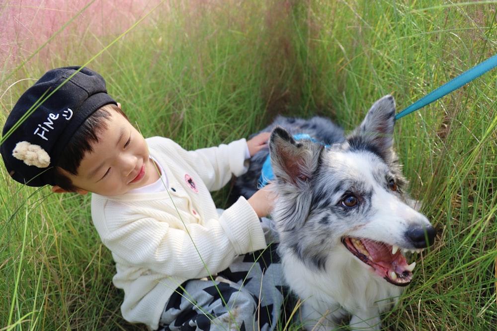 Ein Hund, der im Gras liegt