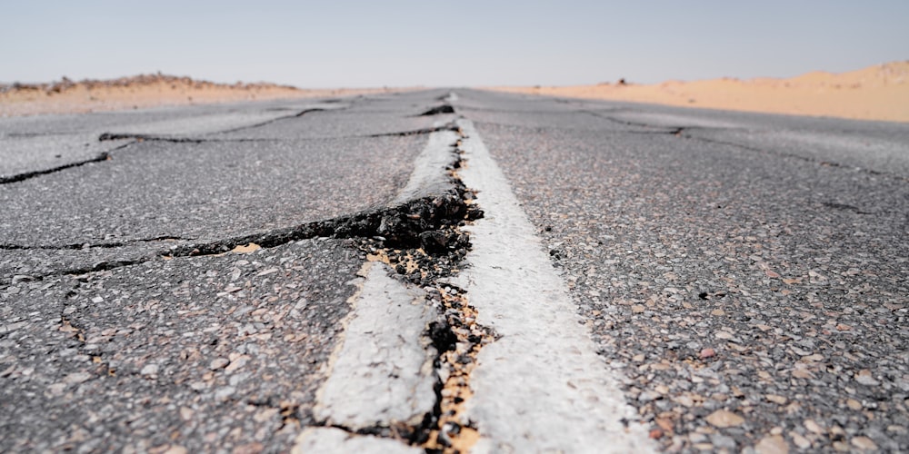 Una crepa nel mezzo di una strada in mezzo al nulla